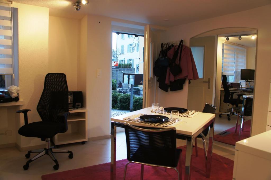 Studio-Appartment Horgen Bilik gambar